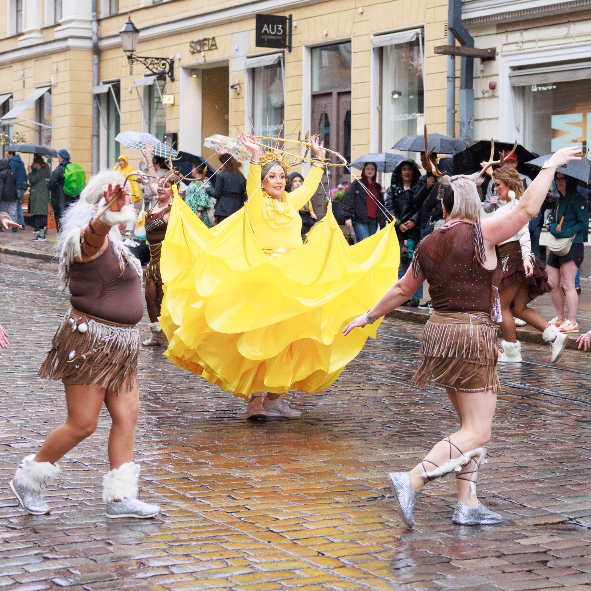 Kuva 4. Keskiyön aurinko syttyi Helsingin kaduille.